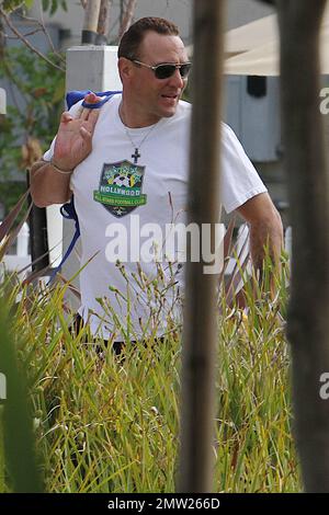 ESCLUSIVO!! Vinnie Jones dà alla sua Hollywood All-Star Football Club un po 'di parlare prima della partita. Dopo il peptalk Jones ha attraversato la strada e ha allenato la prima parte del gioco che stava mangiando il pranzo allo Spitfire Grill. Una volta finito con il pranzo si unì al team a margine. Los Angeles, California. 7th agosto 2011 Foto Stock