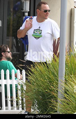 ESCLUSIVO!! Vinnie Jones dà alla sua Hollywood All-Star Football Club un po 'di parlare prima della partita. Dopo il peptalk Jones ha attraversato la strada e ha allenato la prima parte del gioco che stava mangiando il pranzo allo Spitfire Grill. Una volta finito con il pranzo si unì al team a margine. Los Angeles, California. 7th agosto 2011 Foto Stock