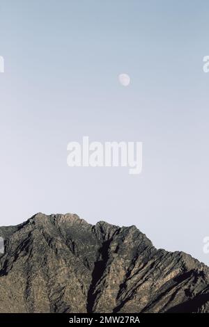 Una vista di una cima di montagna vicino a Kabul, Afghanistan. Luna piena sullo sfondo Foto Stock
