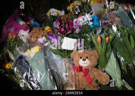 Fiori e orsacchiotti sulla scena a Broadlands, Netherfield, Milton Keynes, Buckinghamshire, dove una ragazza di quattro anni è morta dopo un attacco di cane nel giardino sul retro di una proprietà vicina si ritiene sia stata uccisa da un animale domestico di famiglia in un 'tragico, incidente isolato', ha detto la polizia della Valle del Tamigi. Data immagine: Mercoledì 1 febbraio 2023. Foto Stock