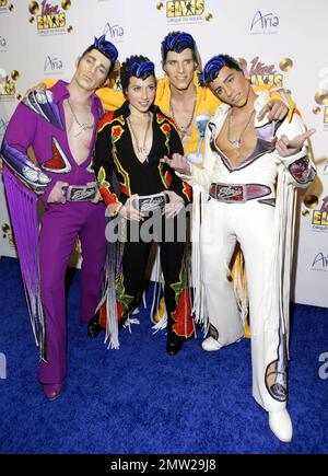 Membri del cast alla prima mondiale di "Viva Elvis" del Cirque du Soleil all'aria Resort and Casino di Las Vegas, Nevada. 2/19/10. . Foto Stock