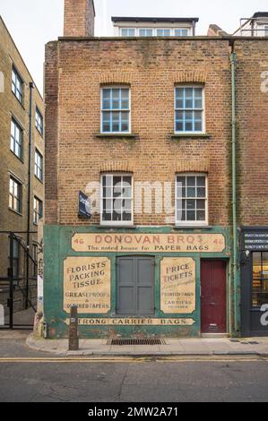 Scritta dipinta sul vecchio negozio Donovan Bros in Crispin Street, Spitalfields, Londra, Inghilterra, Regno Unito Foto Stock