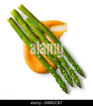 purea di verdure e asparagi arrostiti isolati su sfondo bianco, vista dall'alto Foto Stock