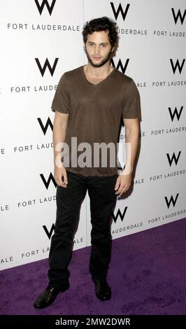 La star 'Gossip Girl' Penn Badgley cammina sul tappeto viola al Grand Opening Event del W Hotel a Fort Lauderdale, Florida. 6/4/09. . Foto Stock