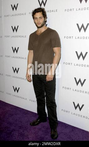 La star 'Gossip Girl' Penn Badgley cammina sul tappeto viola al Grand Opening Event del W Hotel a Fort Lauderdale, Florida. 6/4/09. . Foto Stock