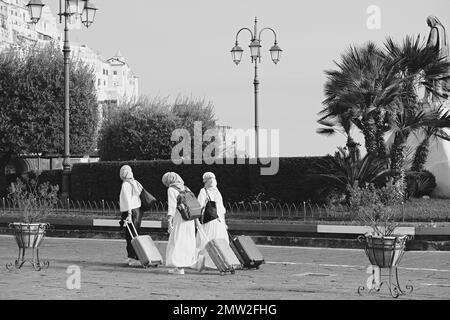 Giovani donne che viaggiano in Costiera Amalfitana , Provincia di Salerno, Campania, Italia Foto Stock