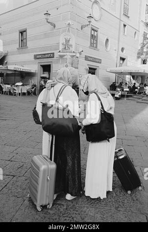 Giovani donne che viaggiano in Costiera Amalfitana , Provincia di Salerno, Campania, Italia Foto Stock
