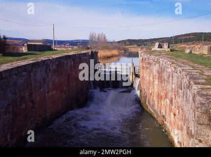 Canale di Castilla. Alar del Rey, provincia di Palencia, Castilla Leon, Spagna. Foto Stock