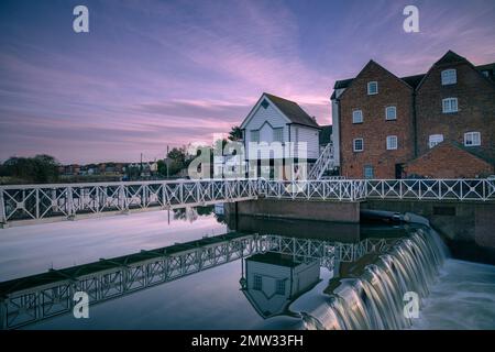 Abbey Mill e Weir, Tewkesbury all'alba Foto Stock