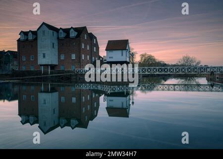 Abbey Mill e Weir, Tewkesbury all'alba Foto Stock