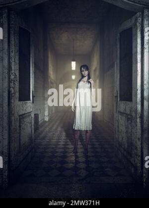 Ragazza fantasma in piedi nel corridoio di ospedale infestato o asilo con vestito bianco. Illustrazione di Horror Concept 3D. Foto Stock