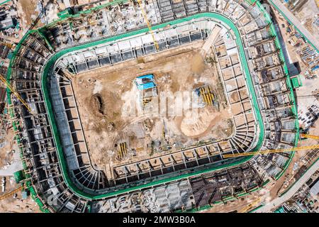 vista aerea dall'alto di un grande cantiere. nuovo stadio di calcio in costruzione. Foto Stock