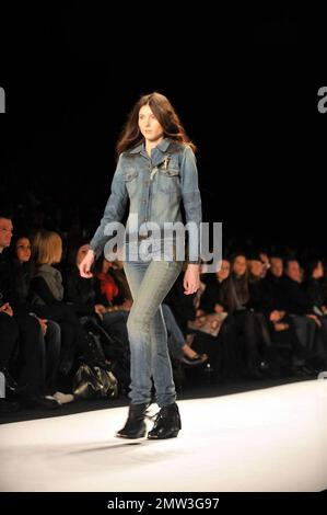 I modelli camminano sulla pista al William Rast Fashion Show di Justin Timberlake durante la Mercedes Benz Fashion Week a New York, NY. 2/16/09. Foto Stock