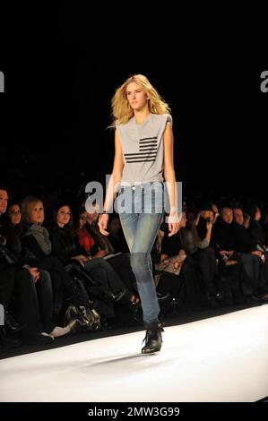 I modelli camminano sulla pista al William Rast Fashion Show di Justin Timberlake durante la Mercedes Benz Fashion Week a New York, NY. 2/16/09. Foto Stock