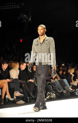 I modelli camminano sulla pista al William Rast Fashion Show di Justin Timberlake durante la Mercedes Benz Fashion Week a New York, NY. 2/16/09. Foto Stock