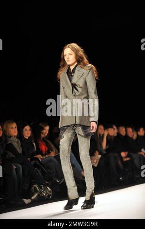 I modelli camminano sulla pista al William Rast Fashion Show di Justin Timberlake durante la Mercedes Benz Fashion Week a New York, NY. 2/16/09. Foto Stock