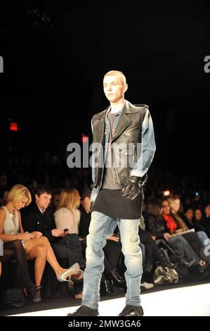 I modelli camminano sulla pista al William Rast Fashion Show di Justin Timberlake durante la Mercedes Benz Fashion Week a New York, NY. 2/16/09. Foto Stock