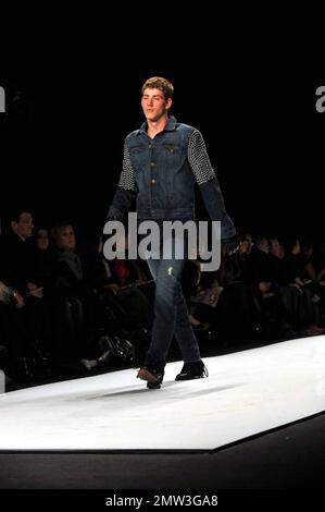 I modelli camminano sulla pista al William Rast Fashion Show di Justin Timberlake durante la Mercedes Benz Fashion Week a New York, NY. 2/16/09. Foto Stock