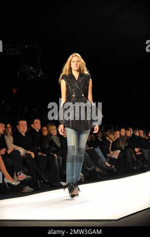 I modelli camminano sulla pista al William Rast Fashion Show di Justin Timberlake durante la Mercedes Benz Fashion Week a New York, NY. 2/16/09. Foto Stock