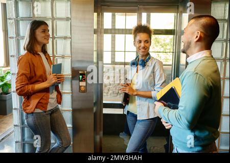 Allegri colleghi che chiacchierano sul posto di lavoro Foto Stock