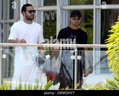 ESCLUSIVO!! L'attore americano Wilmer Valderrama, meglio conosciuto per il ruolo di Fez nella sitcom 'That '70s Show', mostra il suo corpo sulla spiaggia mentre si raffredda nell'Oceano Atlantico con gli amici durante una visita a Miami Beach, Florida. 8/23/09. Foto Stock