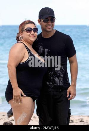 ESCLUSIVO!! L'attore americano Wilmer Valderrama, meglio conosciuto per il ruolo di Fez nella sitcom 'That '70s Show', mostra il suo corpo sulla spiaggia mentre si raffredda nell'Oceano Atlantico con gli amici durante una visita a Miami Beach, Florida. 8/23/09. Foto Stock