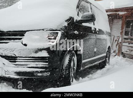 Auto moderna coperta di neve all'aperto il giorno d'inverno, primo piano Foto Stock