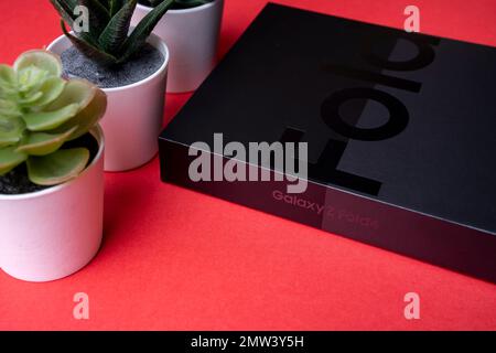 Samsung Galaxy Z Fold 4 in confezione originale. Su sfondo rosso. Foto Stock