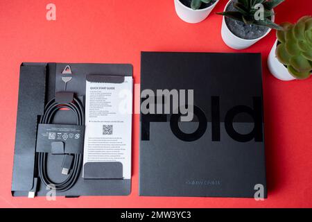 Samsung Galaxy Z Fold 4 in confezione originale. Su sfondo rosso. Foto Stock