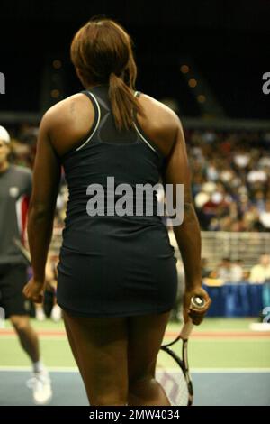 Serena Williams compete sul campo all'evento di tennis di beneficenza Adanta World TeamTennis (WTT) Smash Hits con Anna Kournikova. L'evento annuale di tennis si è tenuto presso il Peter Maravich Assembly Center, nel campus della Louisiana state University. Baton Rouge, LA 12/8/09. Foto Stock