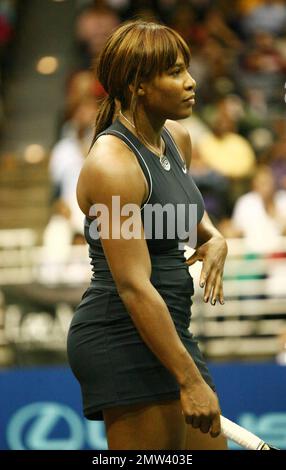 Serena Williams compete sul campo all'evento di tennis di beneficenza Adanta World TeamTennis (WTT) Smash Hits con Anna Kournikova. L'evento annuale di tennis si è tenuto presso il Peter Maravich Assembly Center, nel campus della Louisiana state University. Baton Rouge, LA 12/8/09. Foto Stock