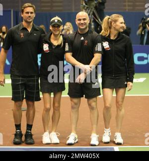 Jan-Michael Gambill, Anna Kournikova, Andre Agassi e Stephanie Graf al 18th° evento annuale di World Team Tennis (WTT) Smash Hits presentato da GEICO, un evento di tennis di beneficenza a favore della Elton John AIDS Foundation e della Washington AIDS Partnership tenutosi presso la Bender Arena dell'American University. Prima della partita di tennis i giocatori hanno partecipato ad un ricevimento VIP e hanno partecipato ad un'asta dal vivo. Washington, D.C. 11/15/10. Foto Stock