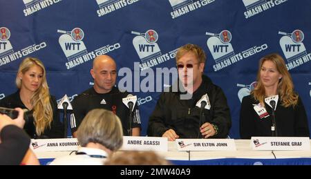 Anna Kournikova, Andre Agassi, Elton John, Stephanie Graf e Jan-Michael Gambill al 18th° evento annuale di World Team Tennis (WTT) Smash Hits presentato da GEICO, un evento di tennis di beneficenza a favore della Elton John AIDS Foundation e della Washington AIDS Partnership tenutosi alla Bender Arena presso l'American University. Prima della partita di tennis i giocatori hanno partecipato ad un ricevimento VIP e hanno partecipato ad un'asta dal vivo. Washington, D.C. 11/15/10. Foto Stock