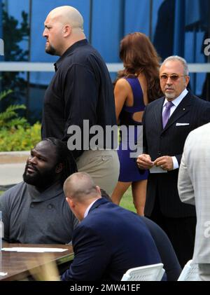 Il magnate musicale Emilio Estefan si unisce al leggendario quartiere dei Delfini Dan Marino, all'amministratore delegato della WWE vince McMahon e alle superstar della WWE John cena, The Miz, Mark Henry, Alberto del Rio, Big Show e WWE Diva Eve alla conferenza stampa che annuncia Miami come ospite di WrestleMania XXVIII al Fontainebleau Miami Beach. WrestleMania si terrà presso il Sun Life Stadium domenica 1 aprile 2012. Miami Beach, Florida. 2/9/11. Foto Stock