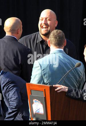 Il magnate musicale Emilio Estefan si unisce al leggendario quartiere dei Delfini Dan Marino, all'amministratore delegato della WWE vince McMahon e alle superstar della WWE John cena, The Miz, Mark Henry, Alberto del Rio, Big Show e WWE Diva Eve alla conferenza stampa che annuncia Miami come ospite di WrestleMania XXVIII al Fontainebleau Miami Beach. WrestleMania si terrà presso il Sun Life Stadium domenica 1 aprile 2012. Miami Beach, Florida. 2/9/11. Foto Stock