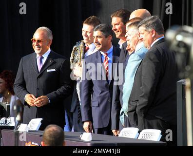 Il magnate musicale Emilio Estefan si unisce al leggendario quartiere dei Delfini Dan Marino, all'amministratore delegato della WWE vince McMahon e alle superstar della WWE John cena, The Miz, Mark Henry, Alberto del Rio, Big Show e WWE Diva Eve alla conferenza stampa che annuncia Miami come ospite di WrestleMania XXVIII al Fontainebleau Miami Beach. WrestleMania si terrà presso il Sun Life Stadium domenica 1 aprile 2012. Miami Beach, Florida. 2/9/11. Foto Stock