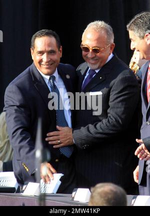 Il magnate musicale Emilio Estefan si unisce al leggendario quartiere dei Delfini Dan Marino, all'amministratore delegato della WWE vince McMahon e alle superstar della WWE John cena, The Miz, Mark Henry, Alberto del Rio, Big Show e WWE Diva Eve alla conferenza stampa che annuncia Miami come ospite di WrestleMania XXVIII al Fontainebleau Miami Beach. WrestleMania si terrà presso il Sun Life Stadium domenica 1 aprile 2012. Miami Beach, Florida. 2/9/11. Foto Stock