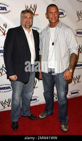 L'attore Danny Roebuck (L) e la superstar della WWE Randy Orton posano sul tappeto rosso all'annuale festa di lancio del WWE SummerSlam in associazione con la Muscular Dystrophy Association tenutasi al Tropicana Bar all'interno dell'Hollywood Roosevelt Hotel. Los Angeles, California. 08/13/10. Foto Stock