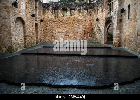 Una copia gigante della pietra di Rosetta, di Joseph Kosuth a Figeac, Francia, ai piedi del luogo di nascita di Jean-Francesco Champollion a Figeac, nel dipartimento del Lot, è il luogo di scrittura. Messo a terra un'enorme lastra di granito nero che riproduce il decreto emanato in onore del faraone Tolomeo contro Epiphanes nel 196 a.C., in Place des ecritures a Figeac, Francia, il 31 gennaio 2023. La pietra di Rosetta è una stele composta da granodiorite inscritta con tre versioni di un decreto emanato a Memphis, Egitto, nel 196 a.C. durante la dinastia tolemaica per conto del re Tolomeo V Epifane. La parte superiore e mi Foto Stock