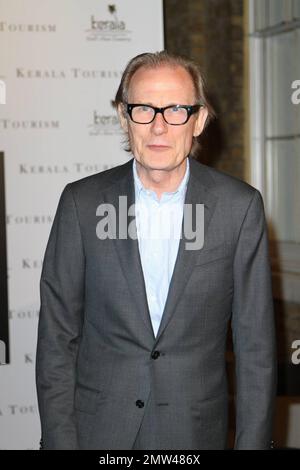 Bill Nighy arriva alla contemporanea Saatchi Gallery di Londra per la prima volta di "Your Moment is Waiting", un film per promuovere il turismo nella città indiana del Kerala, diretto da Prakash Varma e con la modella Miriam Ilorah. Londra, Regno Unito. 09/21/10. Foto Stock