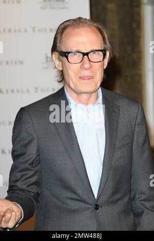 Bill Nighy arriva alla contemporanea Saatchi Gallery di Londra per la prima volta di "Your Moment is Waiting", un film per promuovere il turismo nella città indiana del Kerala, diretto da Prakash Varma e con la modella Miriam Ilorah. Londra, Regno Unito. 09/21/10. Foto Stock