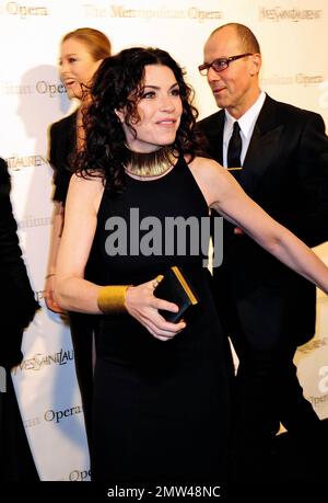 Julianna Marguiles al Metropolitan Opera prima di 'le Compte Ory' di Rossini, sponsorizzato da Yves Saint Laurent al Metropolitan Opera House di New York, NY. 3/24/11. Foto Stock