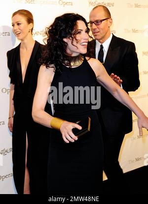 Julianna Marguiles al Metropolitan Opera prima di 'le Compte Ory' di Rossini, sponsorizzato da Yves Saint Laurent al Metropolitan Opera House di New York, NY. 3/24/11. Foto Stock