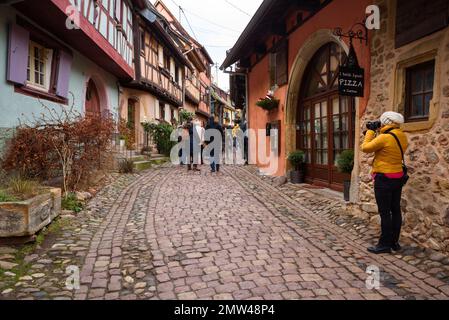 Eguisheim, Francia - 12 27 2022: Eguisheim, il villaggio più bello della Francia Foto Stock