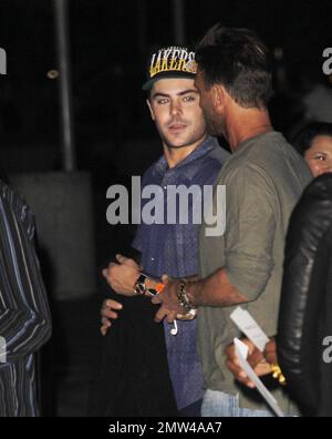 L'attore Zac Efron è stato avvistato mostrando il suo supporto di squadra, sportivo di un cappello Lakers come si vede arrivare allo Staples Center per una partita di basket Lakers vs San Antonio Spurs. Los Angeles, California. 13th novembre 2012. Foto Stock