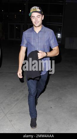 L'attore Zac Efron è stato avvistato mostrando il suo supporto di squadra, sportivo di un cappello Lakers come si vede arrivare allo Staples Center per una partita di basket Lakers vs San Antonio Spurs. Los Angeles, California. 13th novembre 2012. Foto Stock