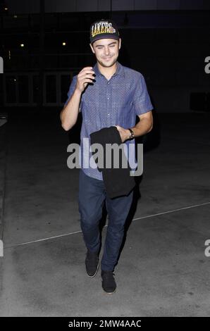 L'attore Zac Efron è stato avvistato mostrando il suo supporto di squadra, sportivo di un cappello Lakers come si vede arrivare allo Staples Center per una partita di basket Lakers vs San Antonio Spurs. Los Angeles, California. 13th novembre 2012. Foto Stock