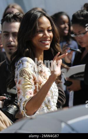 Zoe Saldana al di fuori del Film Independent Spirit Awards 2012 sulla spiaggia di Santa Monica. Los Angeles, California. 25th febbraio 2012. Foto Stock