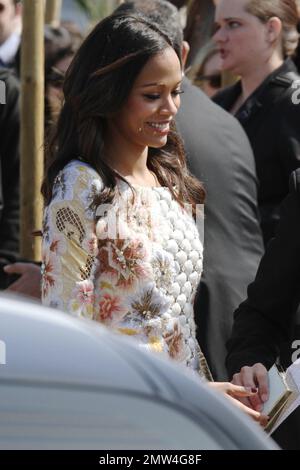 Zoe Saldana al di fuori del Film Independent Spirit Awards 2012 sulla spiaggia di Santa Monica. Los Angeles, California. 25th febbraio 2012. Foto Stock