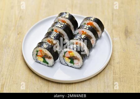 Gimbap è un cibo coreano composto da riso e diversi ingredienti conditi con olio di sesamo e avvolti in nori alghe. Foto Stock